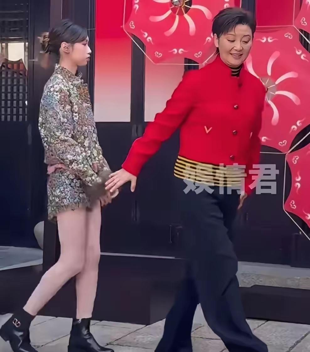 她当着镜头，喊养母“徐帆”。不是撒娇，不是口误。是19岁的徐朵，在需要向