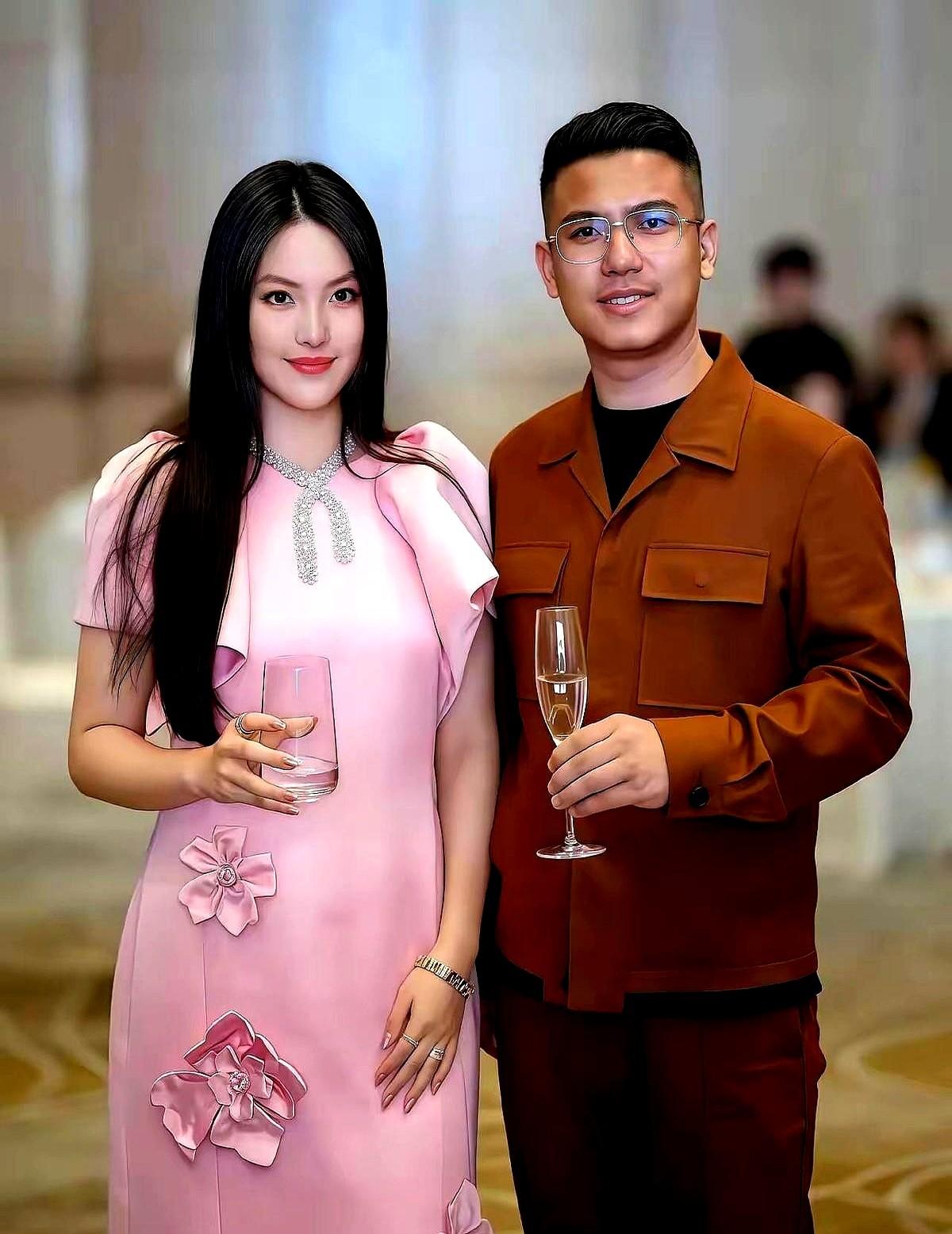 王诗龄巴黎这身粉裙，又吵翻了。2025年10月3号，16岁的她亮相巴黎时装周