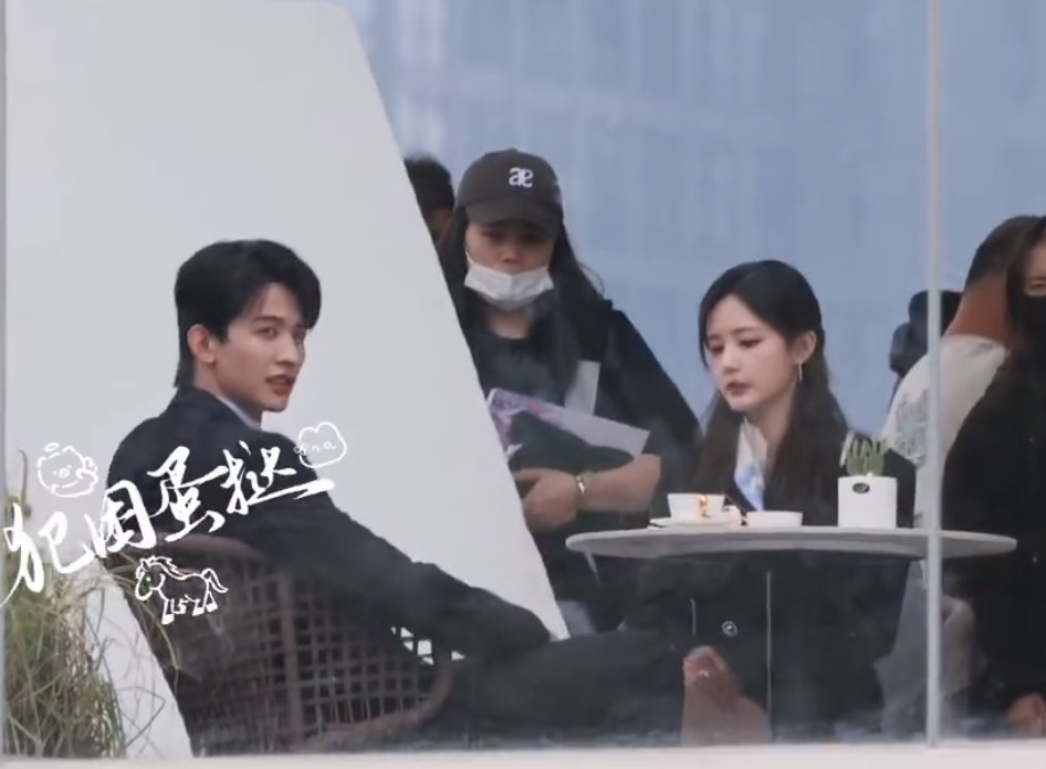 李一桐常华森美人余打闹路透​​​​李一桐常华森美人余打闹路透，就这么被甜到了~