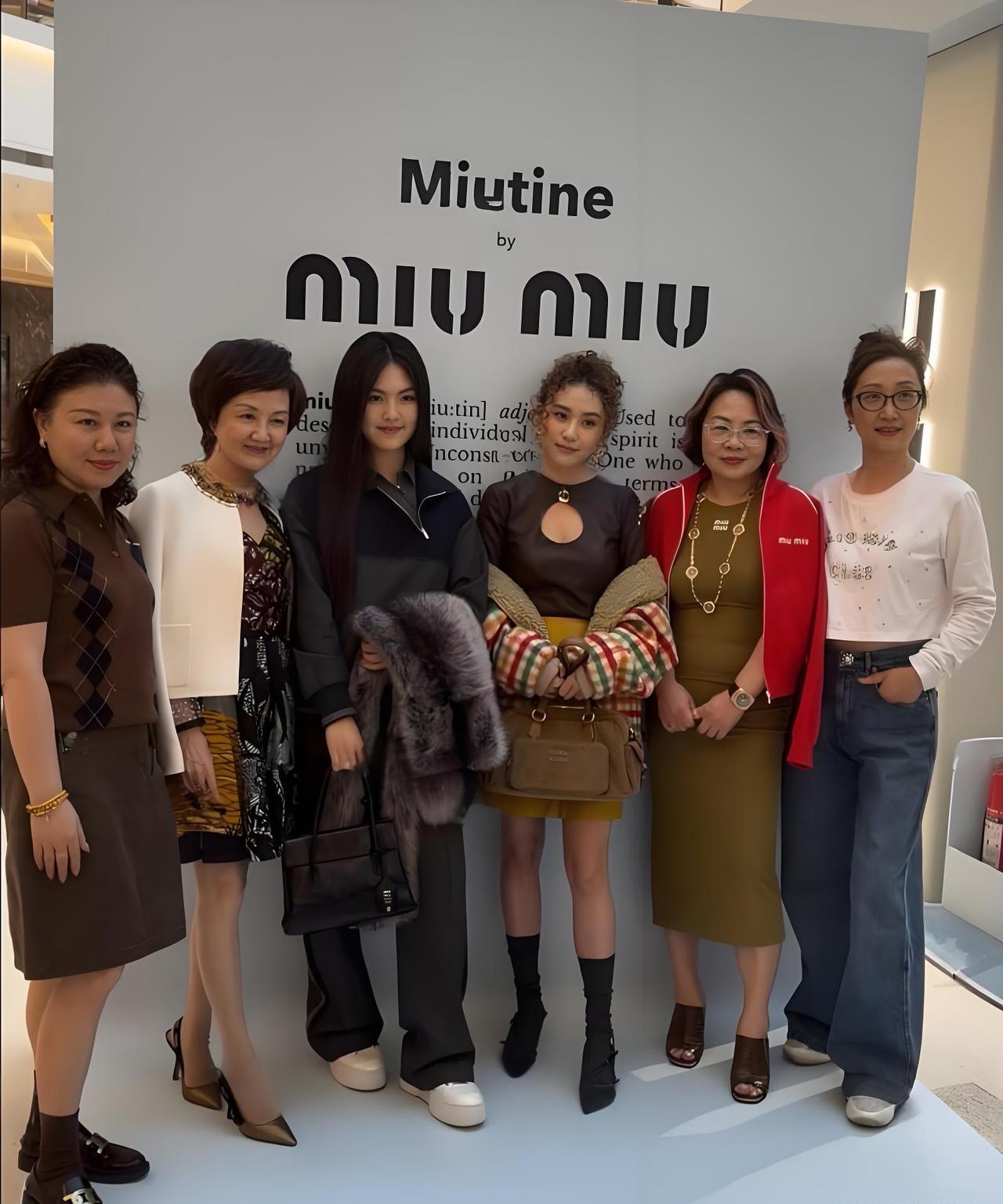 16岁王诗龄VS34岁何超莲，上海恒隆活动同框气场拉满！青涩少女感碰撞成熟优雅