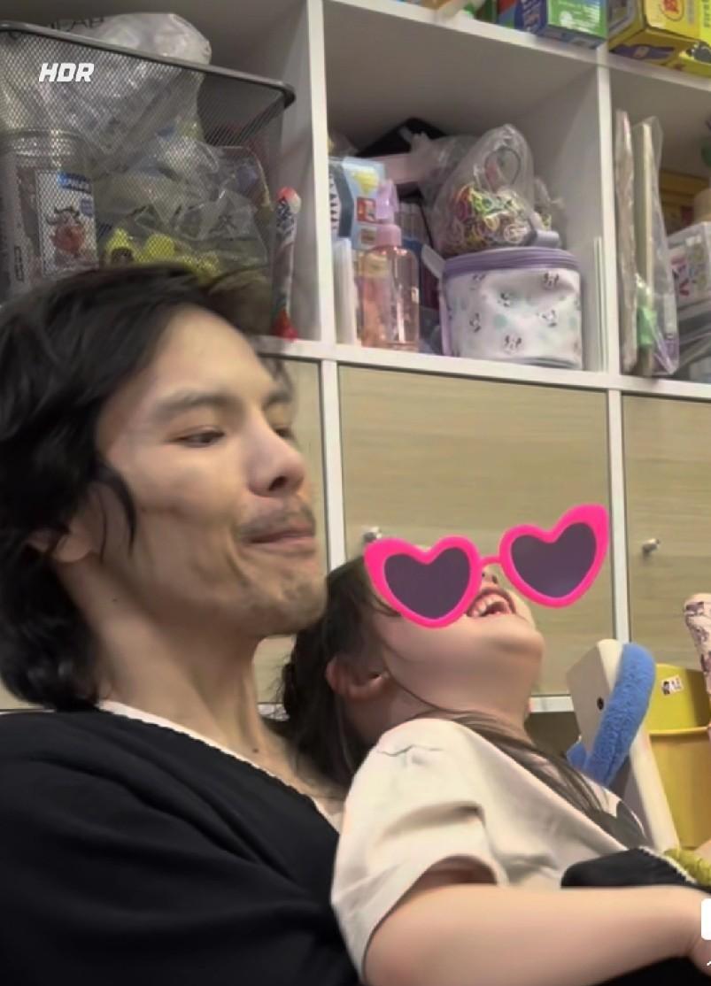向佐发布给女儿读书的视频。结果女儿全程都在捣蛋，压根没想听向佐读书。甚至玩到
