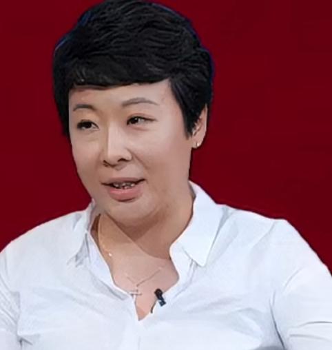 冯坤处境两难:没有人知道她希望谁赢？球迷:中国女排输球并不冤亚锦赛决赛现场