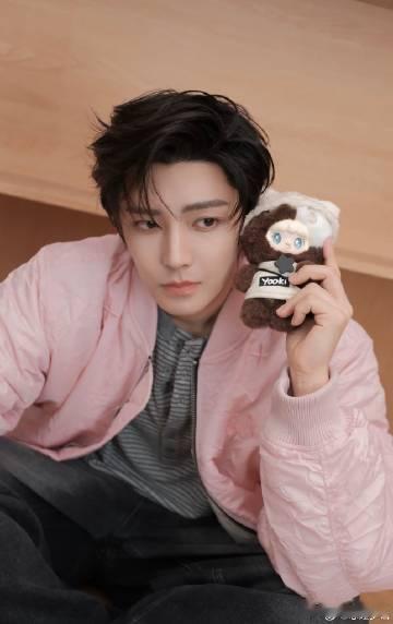 侯明昊侯明昊就是内娱劳模本模，全年无休地穿梭在各个剧组，用作品说话。一月6个商