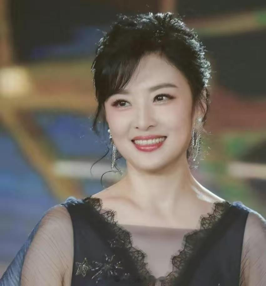 周涛早期春晚主持视频重温经典，周涛早期春晚主持风采依旧动人，端庄典雅、落落大方