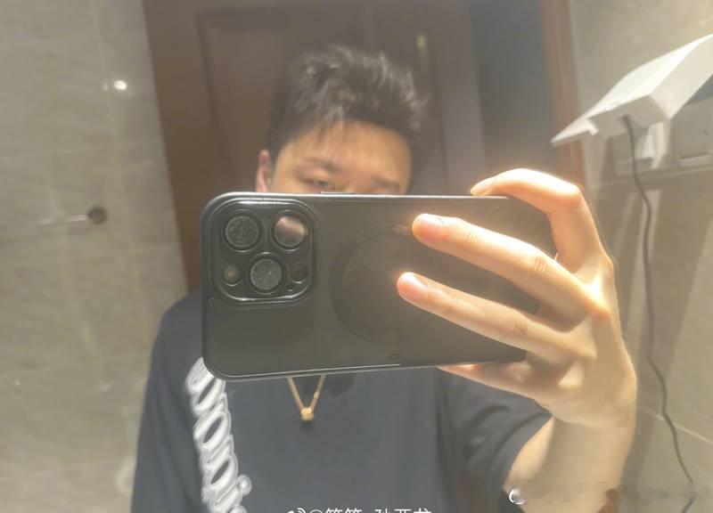 孙亚龙自曝几年前买了2万克黄金现在涨三倍孙亚龙最近回归解说《英雄联盟》EWC京