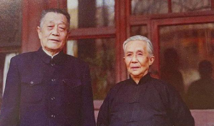 1960年，杜聿明好奇地问妻子曹秀清：“你是共产党员吗？”曹秀清淡然地说：“从前