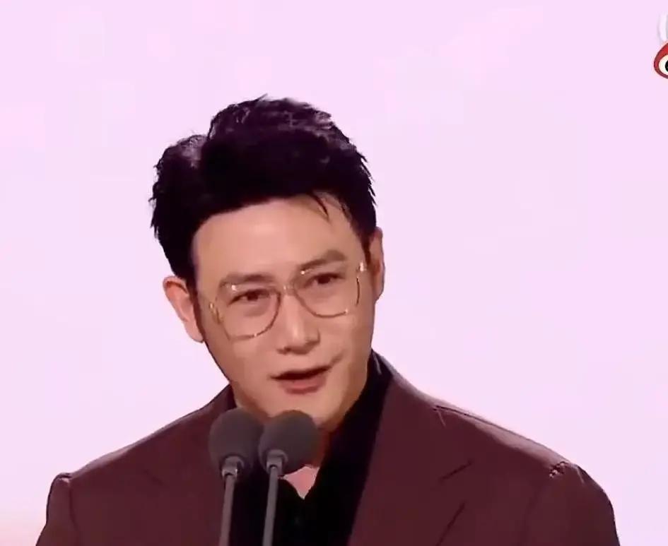 鲍妈三十年前把俩闺女送进上戏，如今大女儿鲍蕾跟陆毅从校服到婚纱，小女儿鲍莉把郭京