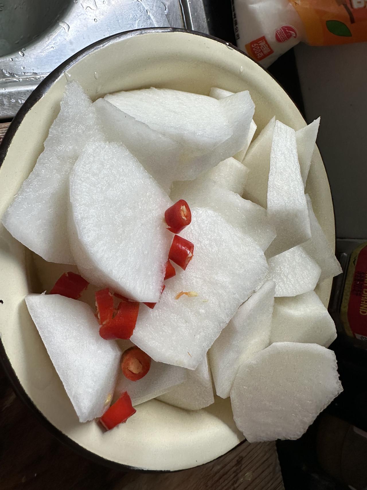 母亲今天不做透析，那就给二老做点菜送过去吧，父亲就可以歇一天不用做菜了。昨天傍晚