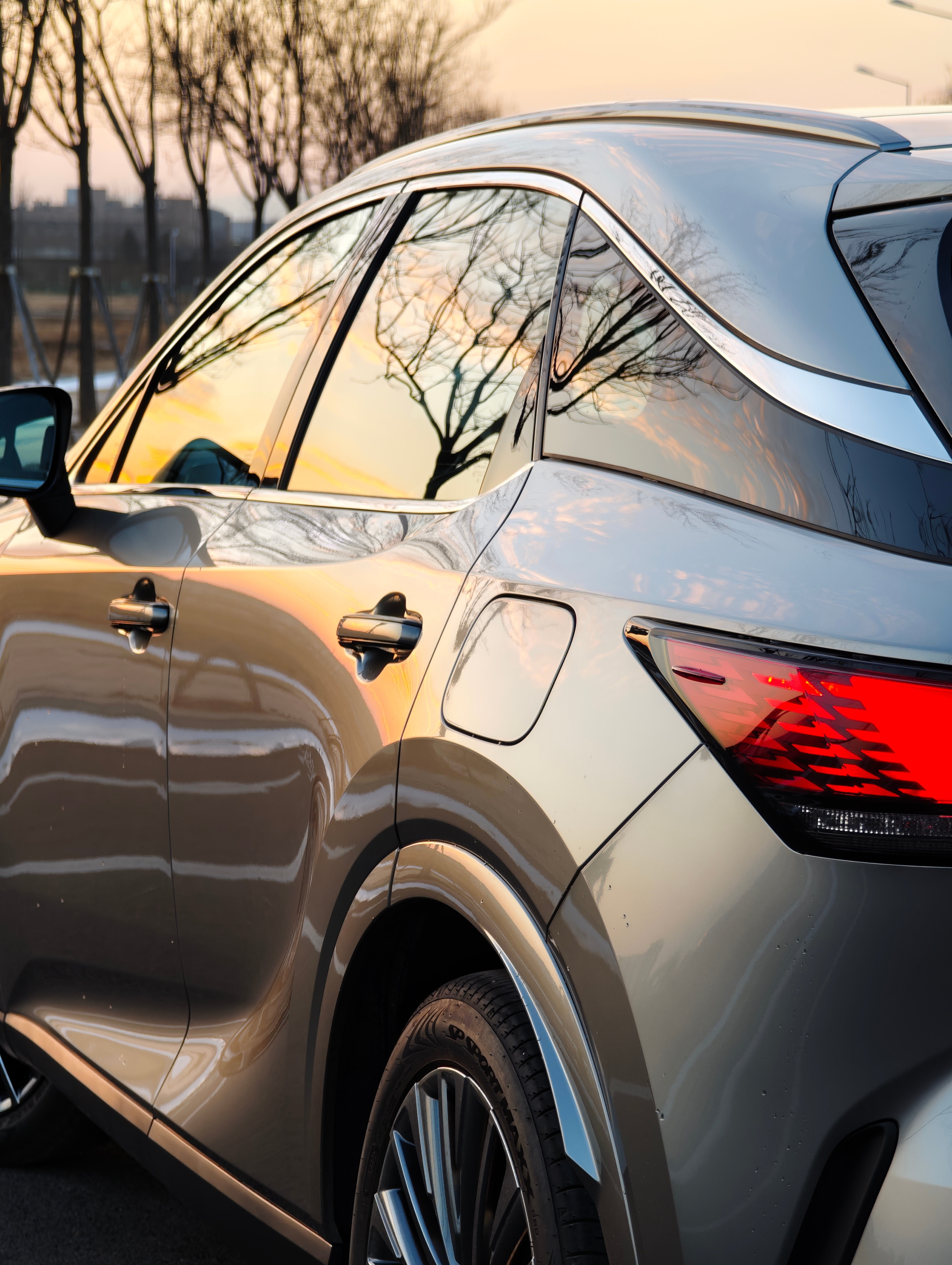 超音速钛银在光线下的质感绝了这代雷克萨斯RX的设计，你们感觉如何？