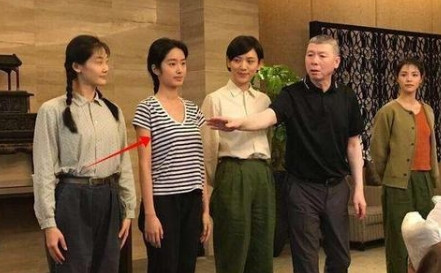 2017年，冯小刚筹拍《芳华》，1000多个美女去试镜，冯导看到后大怒：“穿丝袜