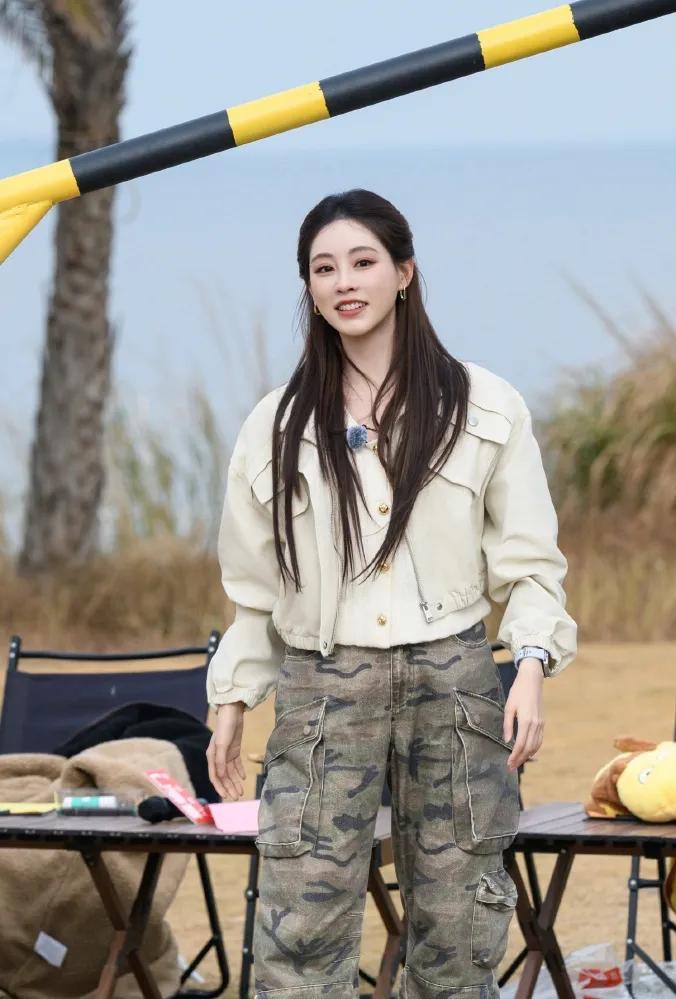 祝绪丹这穿搭太会了！奶油夹克叠穿针织衫，搭配迷彩裤，高级又洋气。💛甜妹