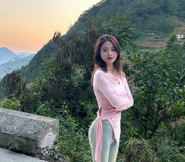 哇，这山景太美了，忍不住要来个自拍！