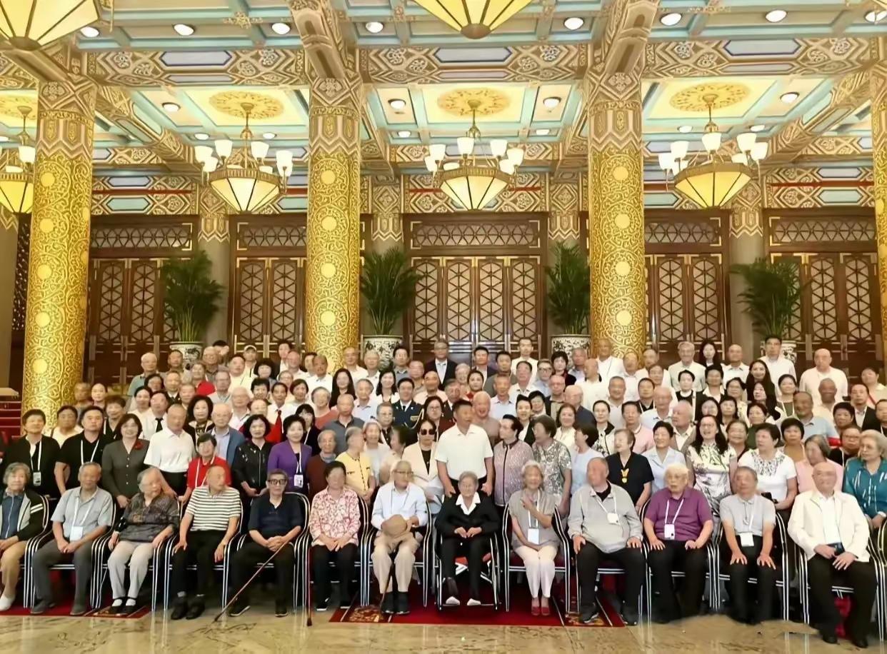 开国功勋后代参加九三阅兵大团圆合影。这些人都是红二代、红三代。90岁的李敏坐在轮