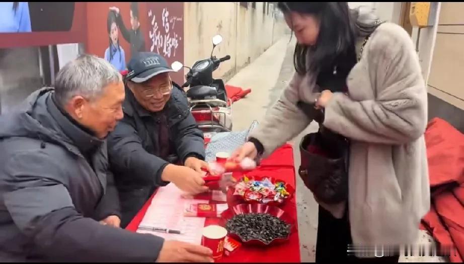 男人得知老婆给弟弟上礼数量气的直跺脚。女人弟弟结婚，直接上了礼10万，和老公大吵