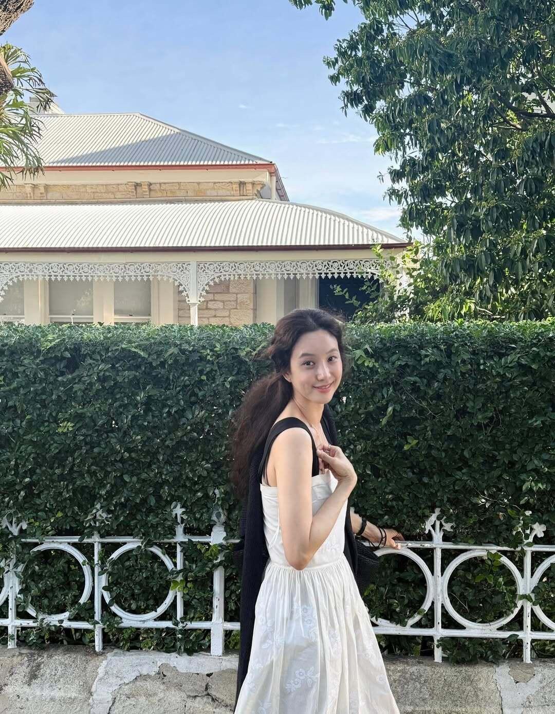 郑丽媛不愧是“行走的衣架子”，私服慵懒又文艺，超好看！白裙穿搭超温柔，灰调针织