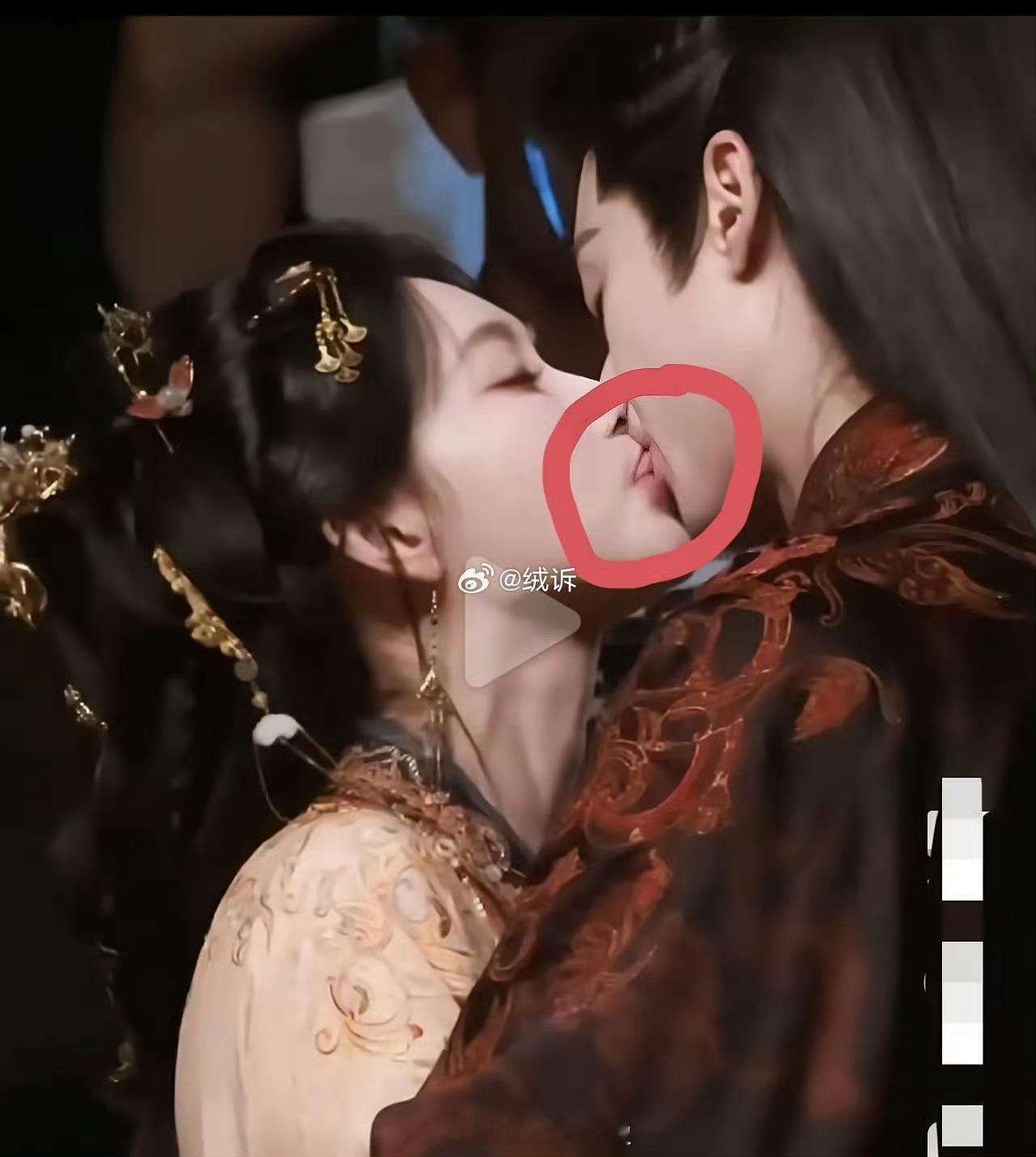 孟子义的嘴巴让网友吵翻天她在剧中和男主的吻戏，嘴巴那里看着怪怪的，对此网友们争执