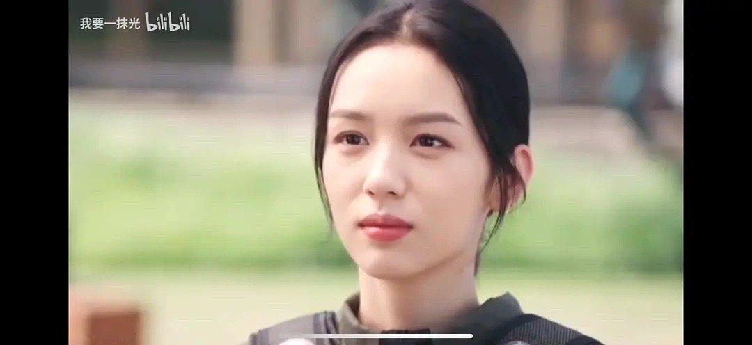 周也五官拆开来看很好看，组合起来比例也很好，但是肌肉走向差到离谱​​​