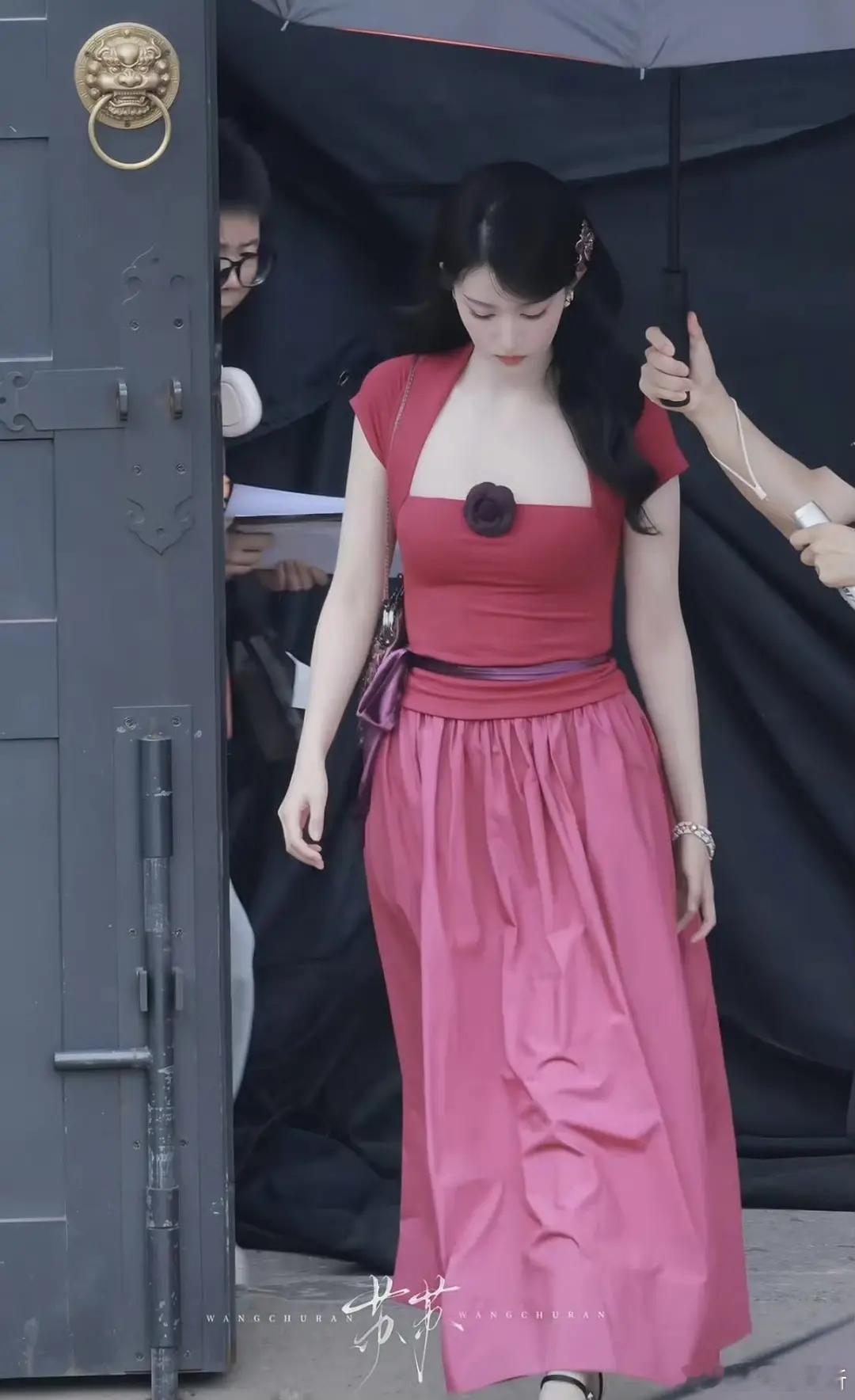 王楚然这衣服怎么回事？胸口这朵花非要不可吗？