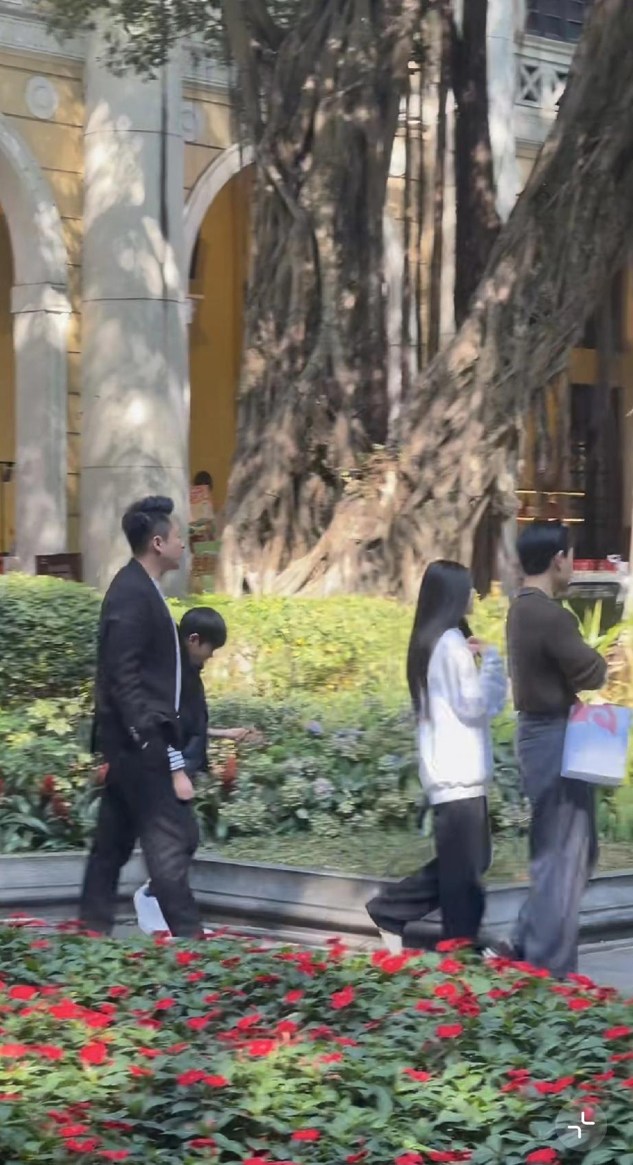 心痛！大S去世一周年之际，两个孩子已经把她完全忘了，跟着汪小菲与马筱梅开心游广州