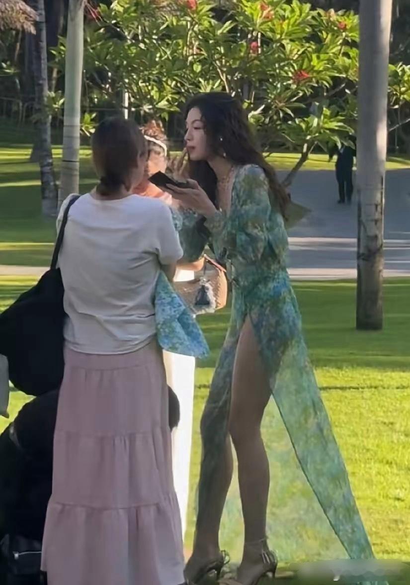 不得不说，普通人和明星差别太明显了，第一次这么直观看清楚钟楚曦的身材比例​​​