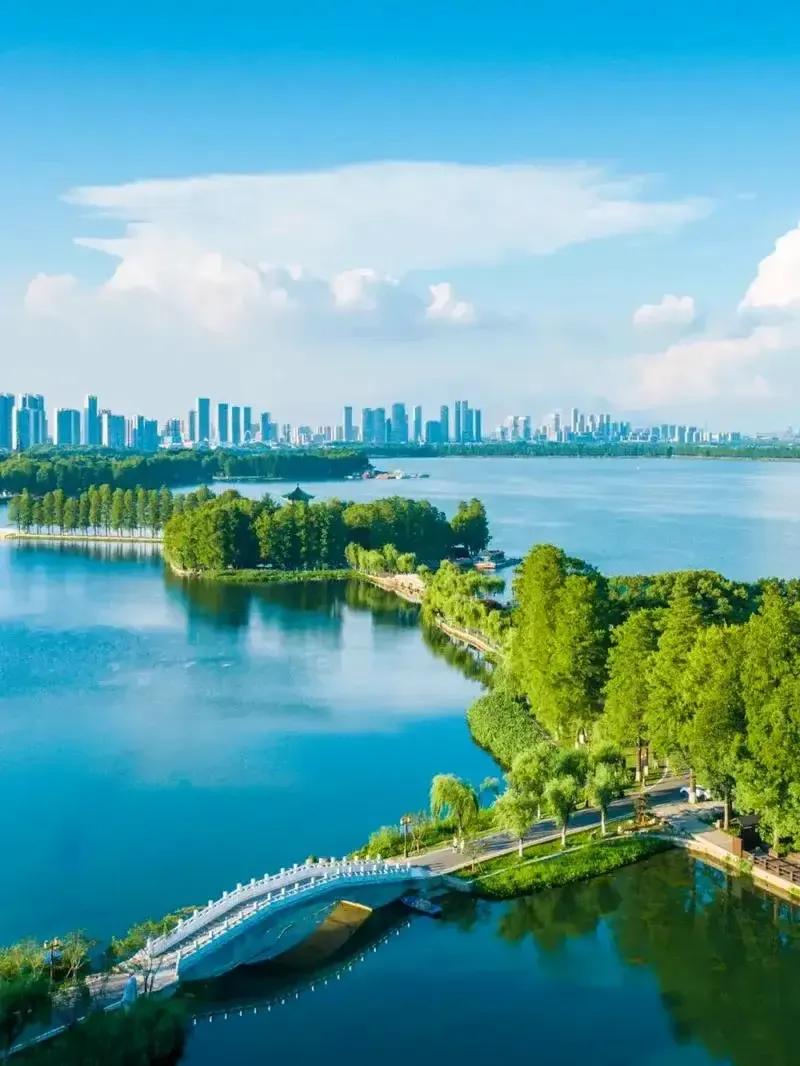 武汉人常说，东湖是城市的“绿心”。可这颗心，跳动了三千年。你问东湖在哪？就在