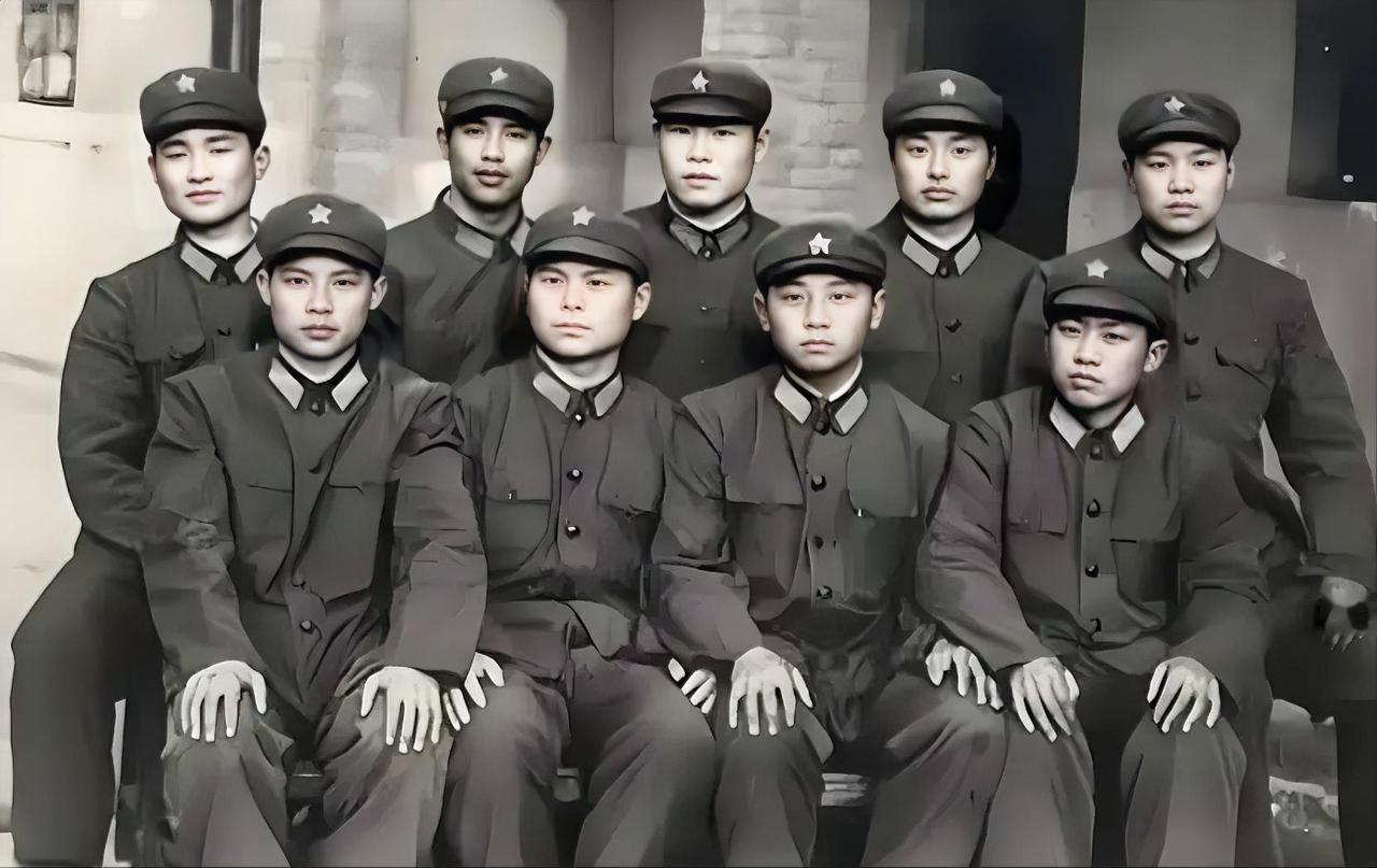 那年儿子结婚，老班长带了16个战友坐了两桌，负责写帐的三叔偷偷拽住我，“景山，这