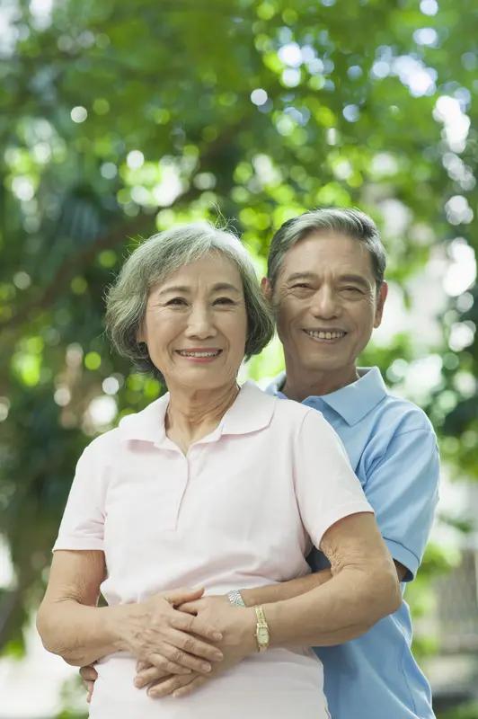 73岁直言：退休后坚持自私没有错，不合群是长寿秘诀我今年73岁，老伴今年75岁