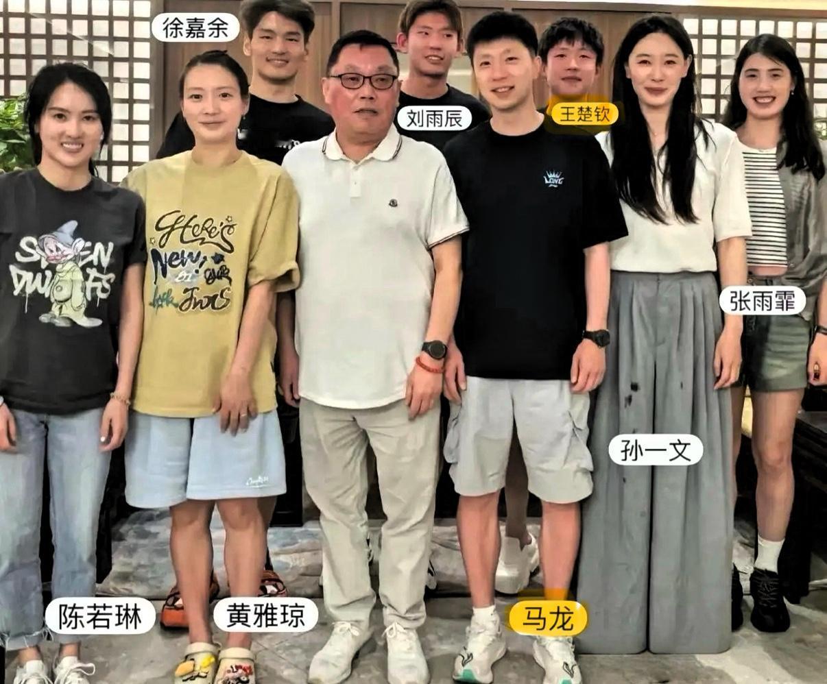 网友晒出这张同框大合影，大伙都是素颜日常打扮，两个字“养眼”重点看马龙和王楚钦
