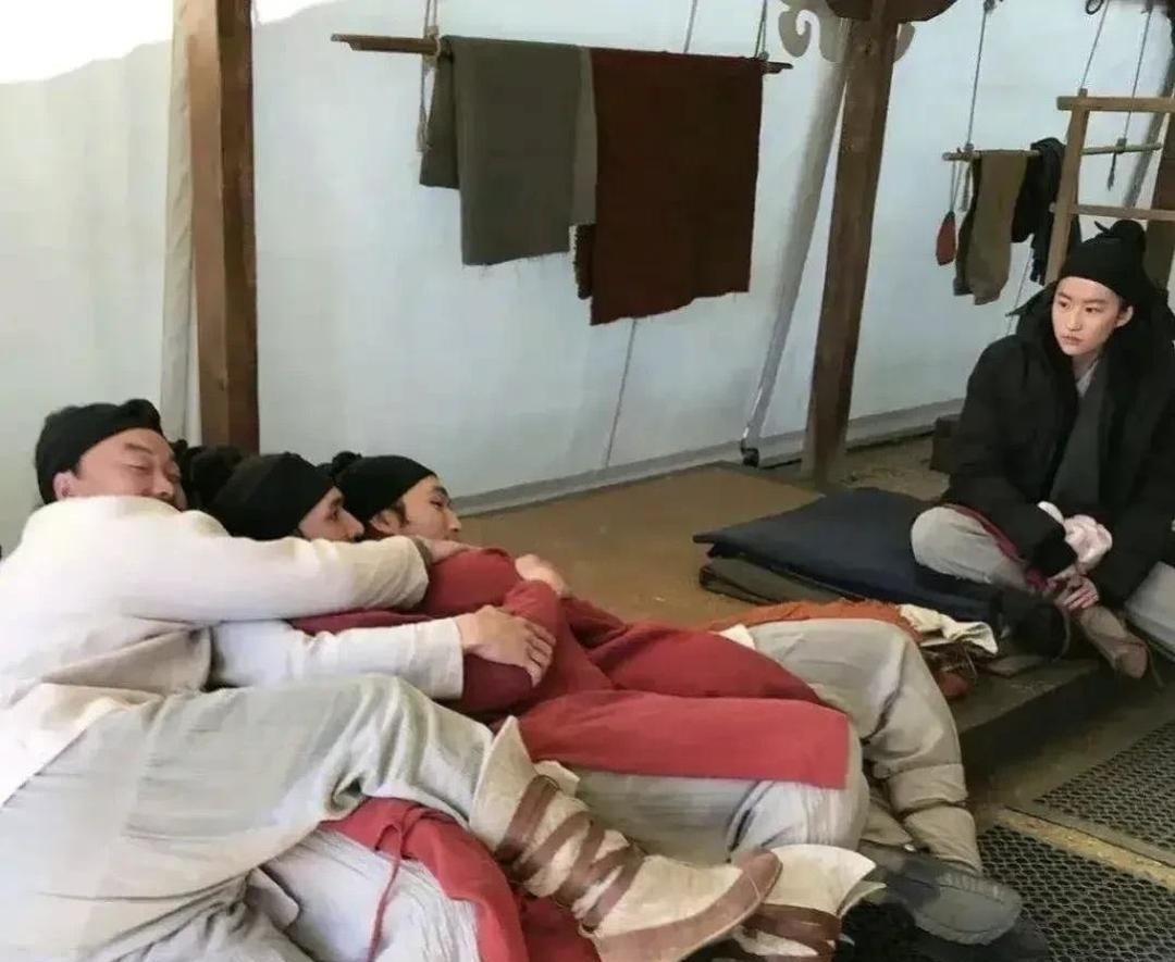 不怪刘亦菲看起来一脸疲惫，换作我也这般无奈。