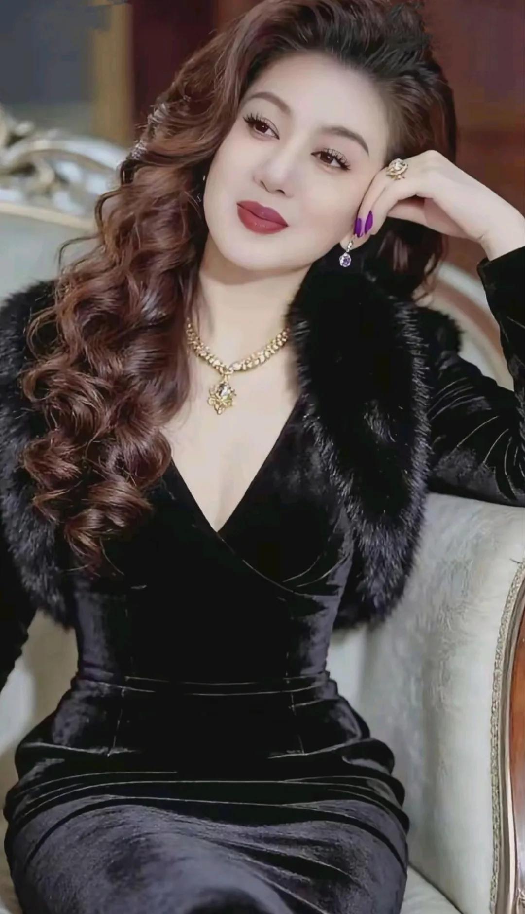 这绝对是富婆贵富婆