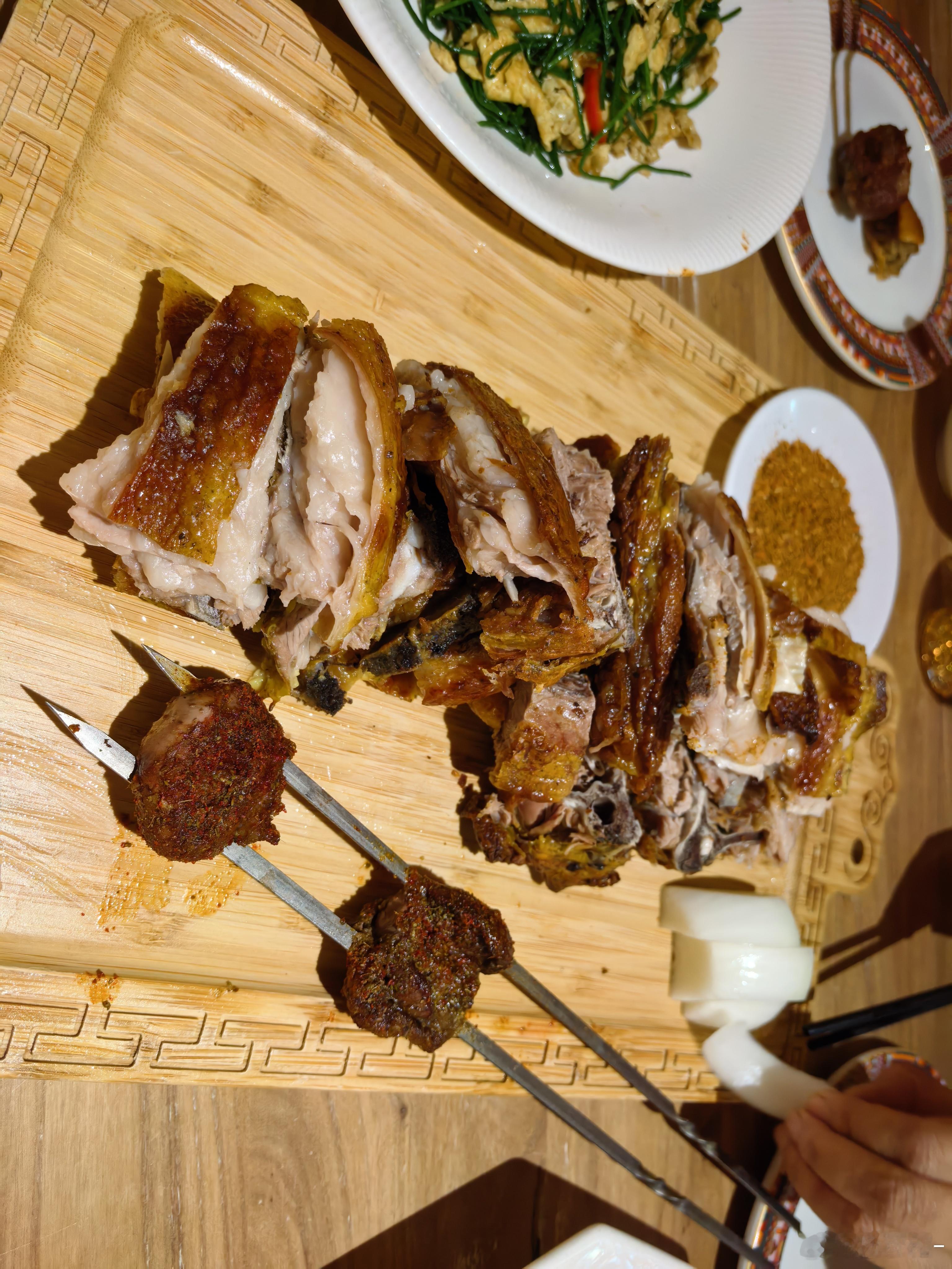 这个点饿了，发现新疆的羊肉抓饭烤包子拌面没吃够[笑着哭]​​​