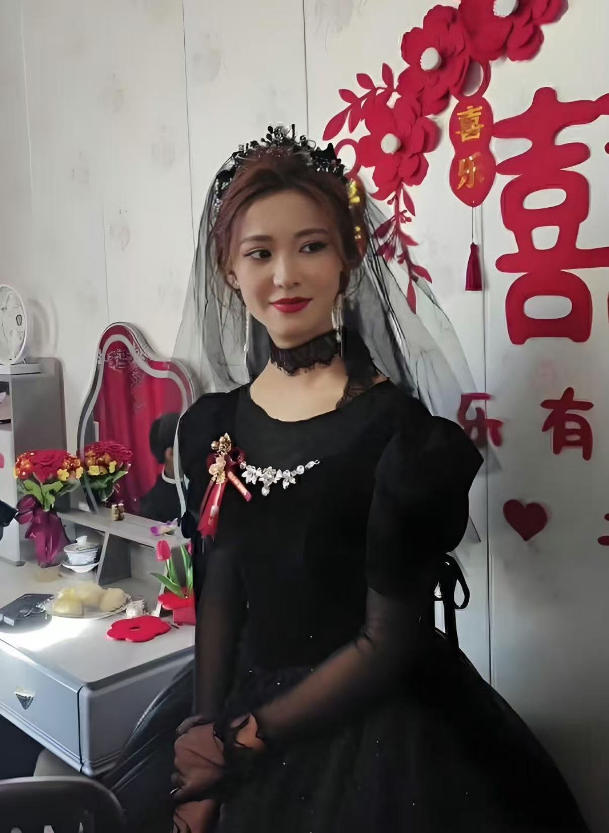 你能接受吗？甘肃一新娘穿黑色婚纱举行婚礼，网友：新郎压力山大