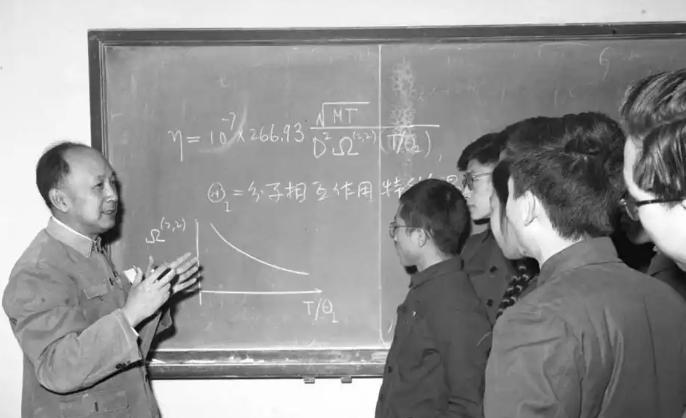 1964年，一个知青在看钱学森的论文时，发现方程推导错了，就给钱学森写信，谁知钱