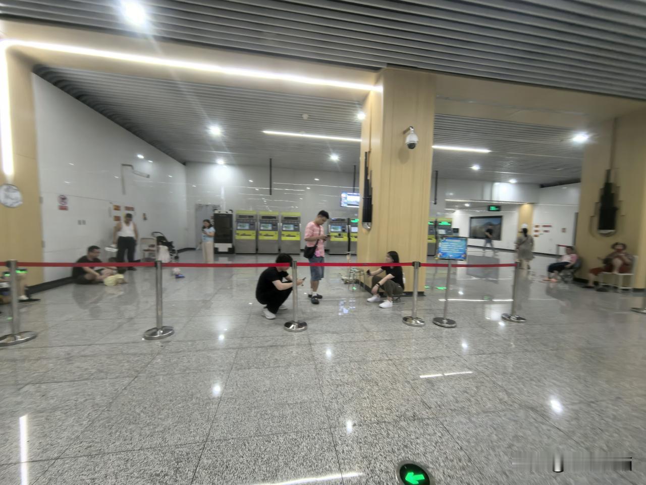 天气太热，成都开启地铁纳凉模式。今天小暑，成都室外温度37度，空气都被蒸热，标