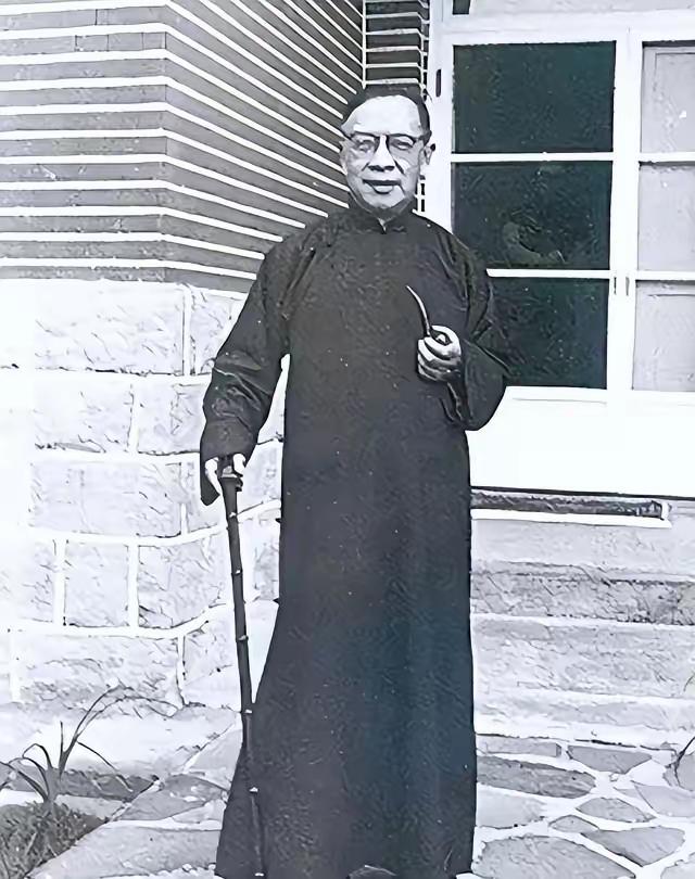 1949年，国学大师钱穆出走香港，劝陈寅恪和熊十力等同行，遭到拒绝后，他连妻儿老