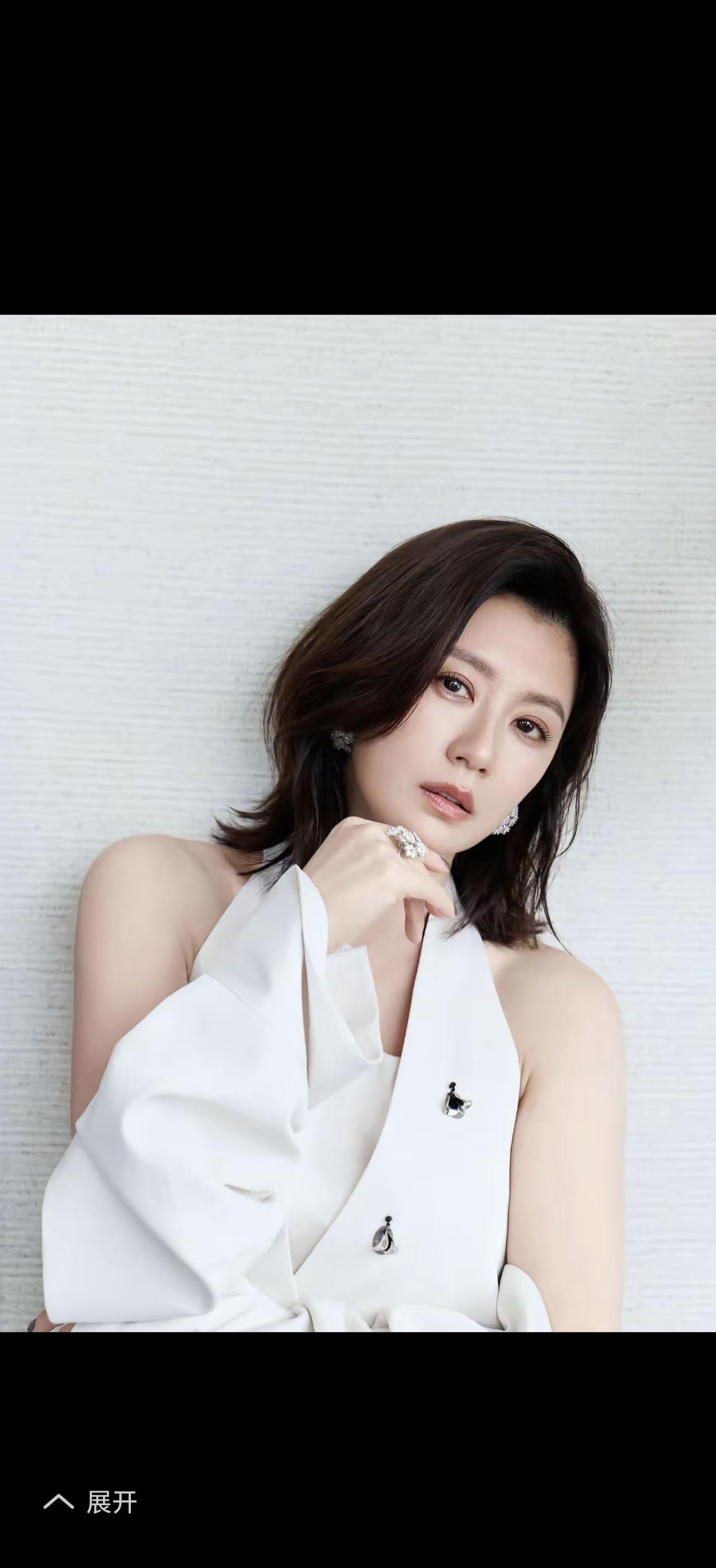 四月，真不愧是最美的季节！漫步在街头，道路两旁的樱花竞相绽放，一团团、一簇簇，