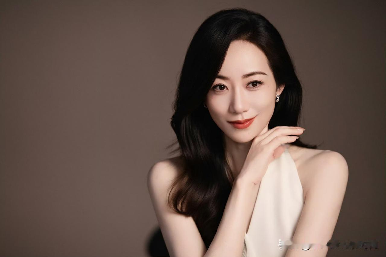 韩雪极简白裙造型清冷贵气拉满✨韩雪这套造型太绝了！一袭白色挂脖V领无袖上