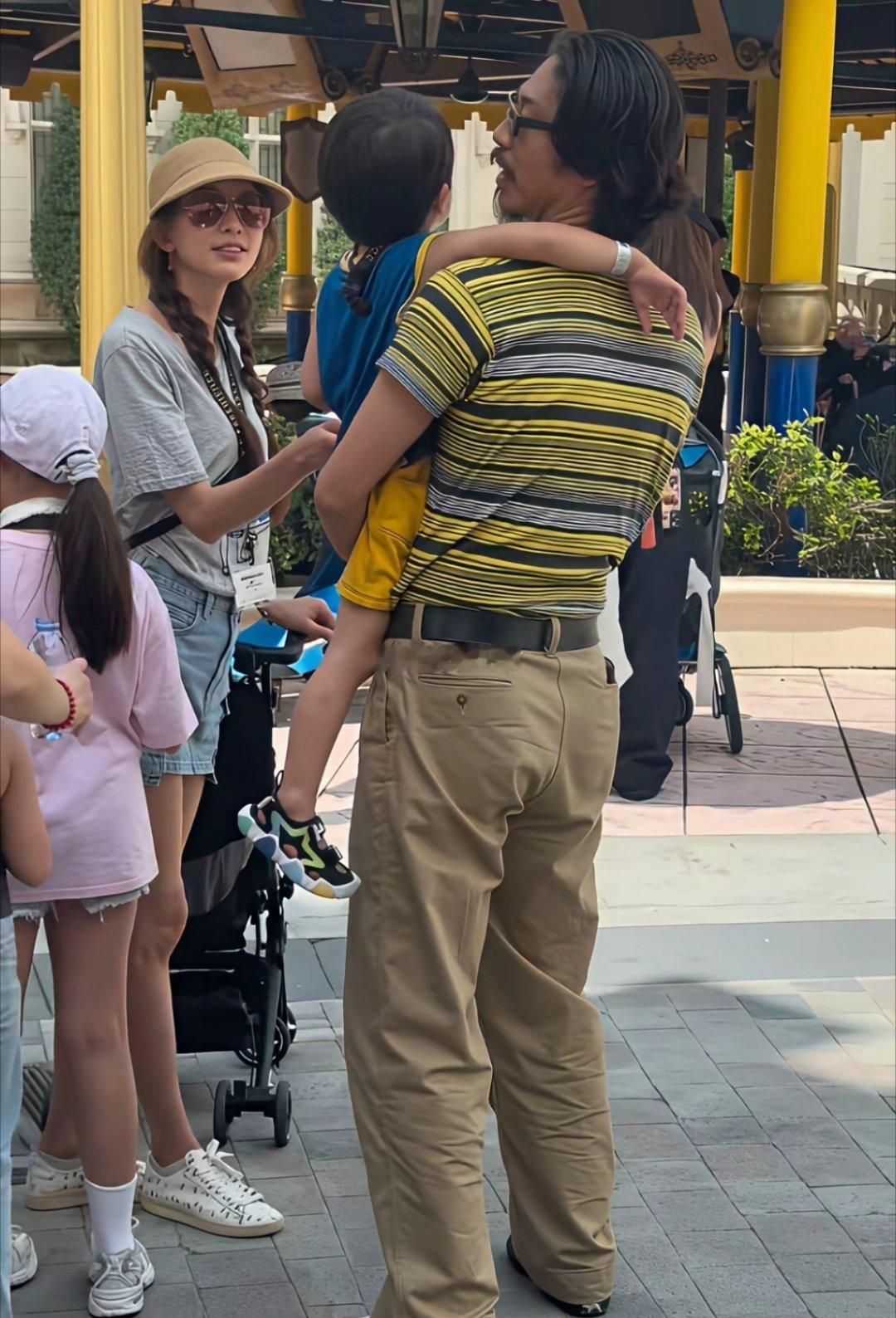 林志玲儿子4岁了，虎头虎脑超可爱。一家三口度假被偶遇，爸爸全程抱娃，眼神里全是宠