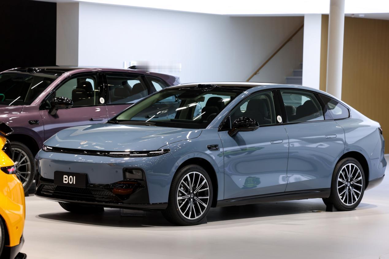 给你10万块买辆纯电轿车，零跑B01和名爵MG4，你选谁？ 我相信更多人还是