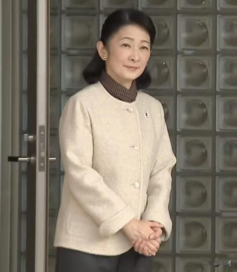 日本皇室纪子妃的“保洁服”宫内厅的丑衣服终于找上纪子妃了，近日她出席公务，米