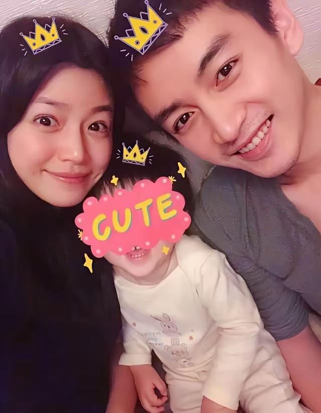 陈晓可是真够狠心的，刚结婚时把陈妍希捧在手心里。陈妍希大气，温文尔雅。陈晓痞痞的