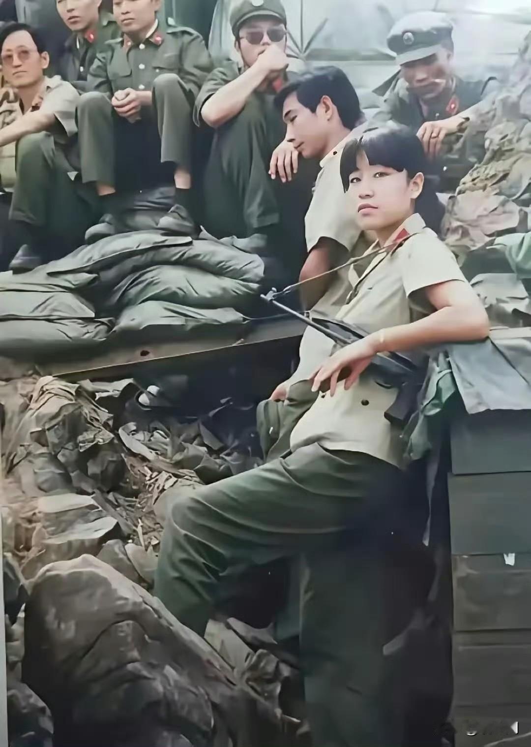 在对越自卫反击战里两山轮战期间，照片里这位挎着79式微型冲锋枪的女战士，是战地医