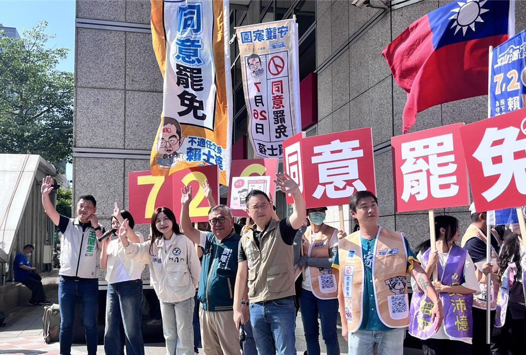 民进党秘书长林右昌今天到桃园出席罢免「大绕境－北桃园集结出发仪式」。他表示，蓝白