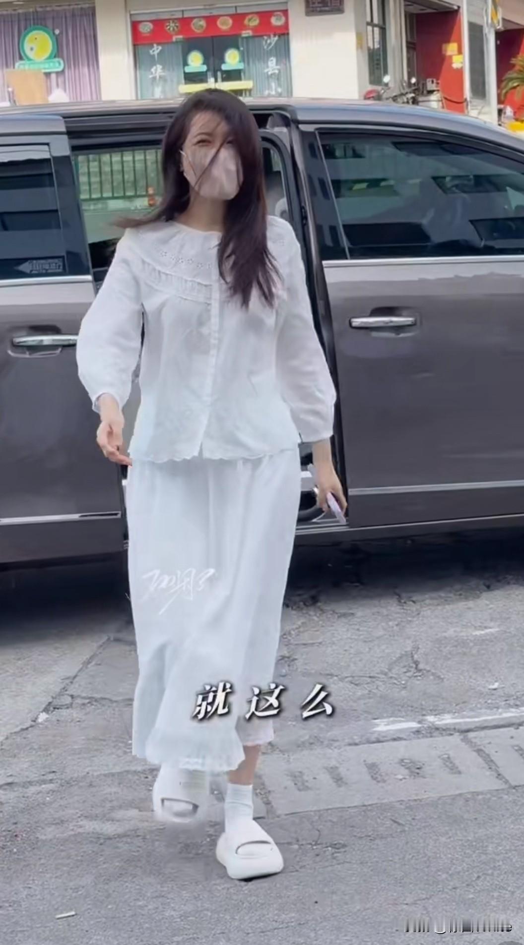 6月19日，曾黎对粉丝玩笑发言引争议！曾黎粉丝线下应援曾黎，曾黎下车后看到第一