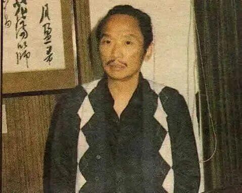 精神病院的护士接到一个电话。 那人问："小姐，你去看看15房6床的病人还在不在？