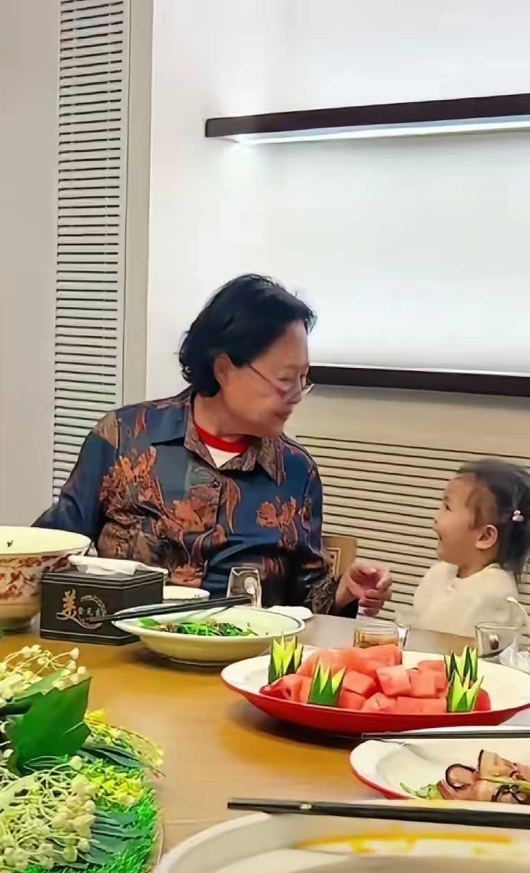 斯琴高娃和孙女的时光，真是年轻时候努力，老了就是有福之人。斯琴高娃一直在为事业