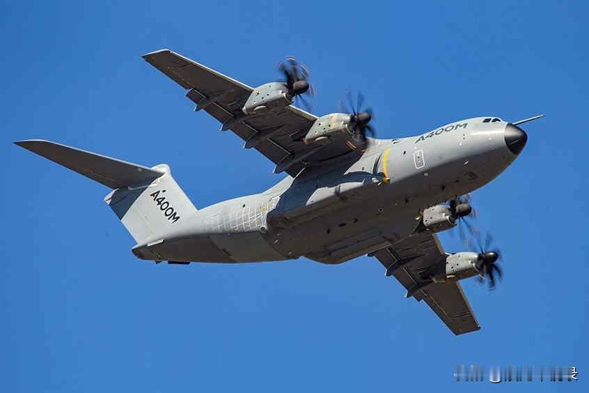 我国新中运首飞，和C-130J以及A400M同角度对比。目测比C130J大，