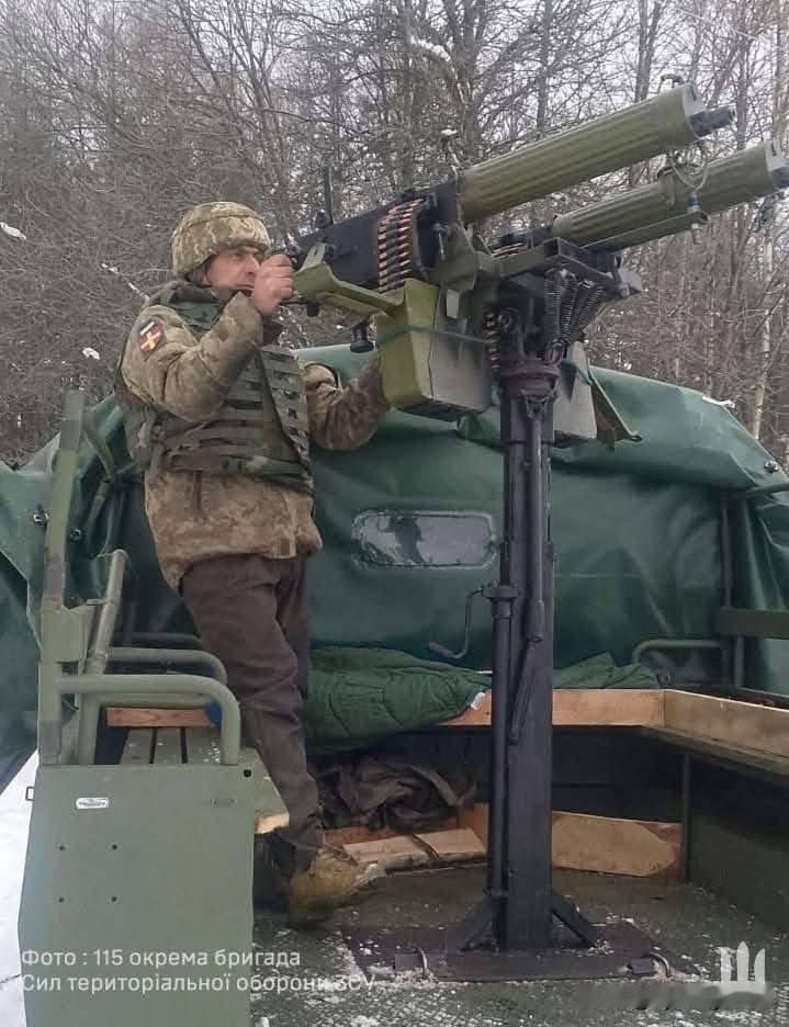 🇺🇦一辆装备双联马克沁机枪的依维柯VM-90卡车，隶属于乌克兰武装部队第11