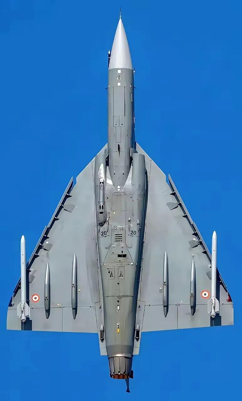 大家看看，三哥的飞机像不像白铁皮店里砸出来的，难怪在迪拜上空掉了一架。​​