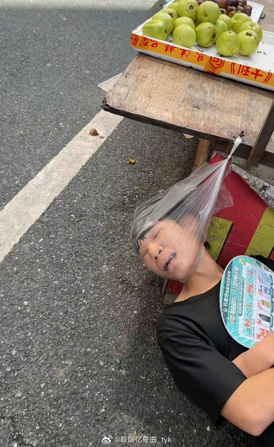 大哥这么睡觉头一回啊，一般人还真做不到